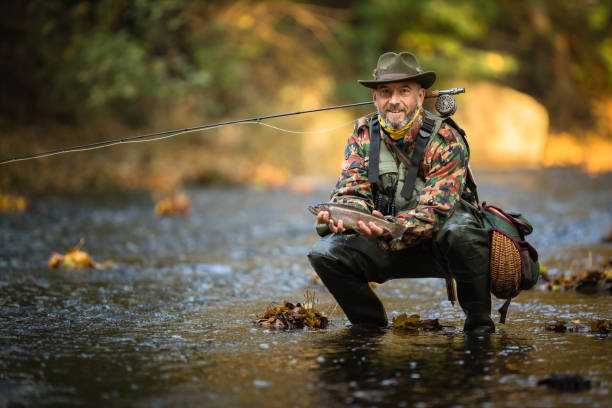 素晴らしい山の川で漁師フライフィッシングフライ - fly fishing fishing river fisherman ストックフォトと画像