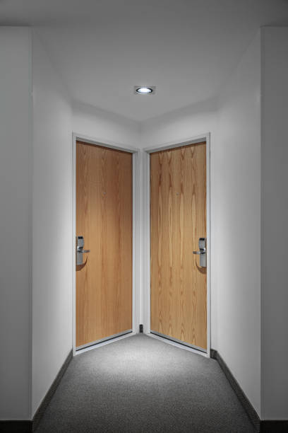 hotelkorridor - door symmetry wood hotel stock-fotos und bilder