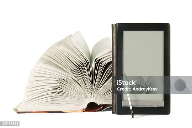 Libro Aperto E Ebook Reader - Fotografie stock e altre immagini di Attrezzatura - Attrezzatura, Attrezzatura elettronica, Caratteri digitali