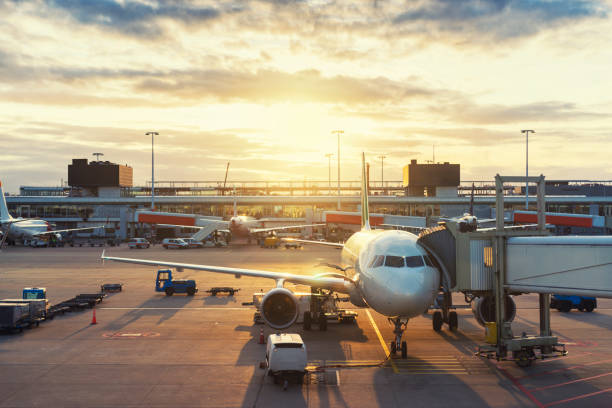 belebter flughafen mit taxiflugzeugen - amsterdam airport stock-fotos und bilder