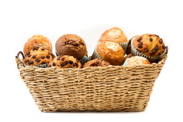 chips de chocolate y cupcakes de vainilla en una cesta de mimbre - biscuit brown cake unhealthy eating fotografías e imágenes de stock
