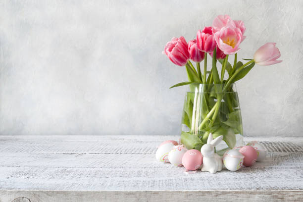 wiosenna kompozycja wielkanocna z różowymi tulipanami i jajkami. miejsce na tekst. z bliska. - bouquet rose wedding flower zdjęcia i obrazy z banku zdjęć