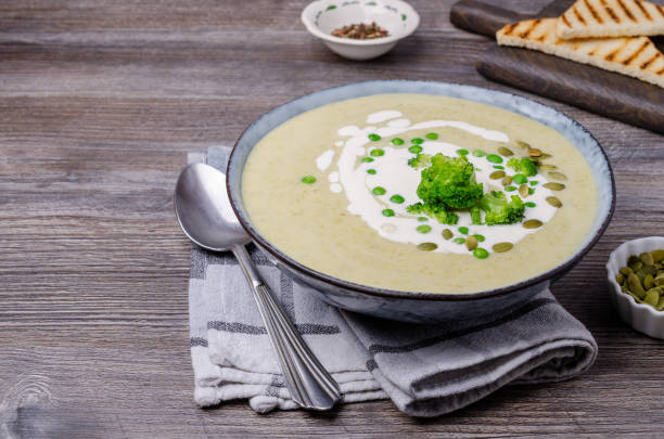 濃厚野菜クリームスープ ホワイトソース - soup zucchini spinach cream ストックフォトと画像
