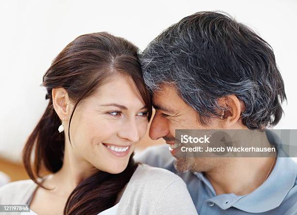 Zbliżenie Z Uśmiech Romantyczna Para W Średnim Wieku - zdjęcia stockowe i więcej obrazów 35-39 lat