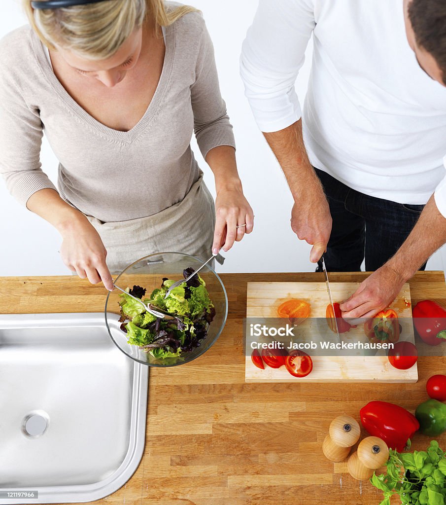 Vista superior de casal jovem preparar Salada na cozinha - Royalty-free 20-24 Anos Foto de stock