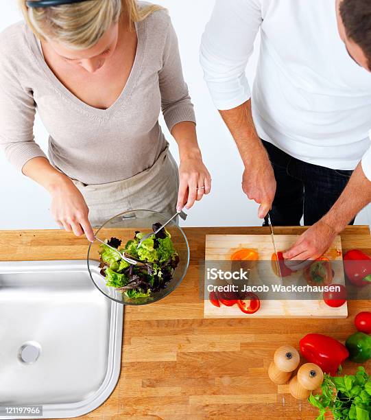 Vista Superior De Casal Jovem Preparar Salada Na Cozinha - Fotografias de stock e mais imagens de 20-24 Anos