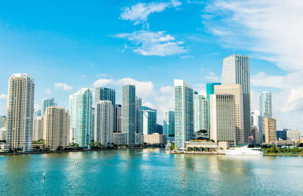 miami, paesaggio marino con grattacieli a bayside, centro - florida state foto e immagini stock