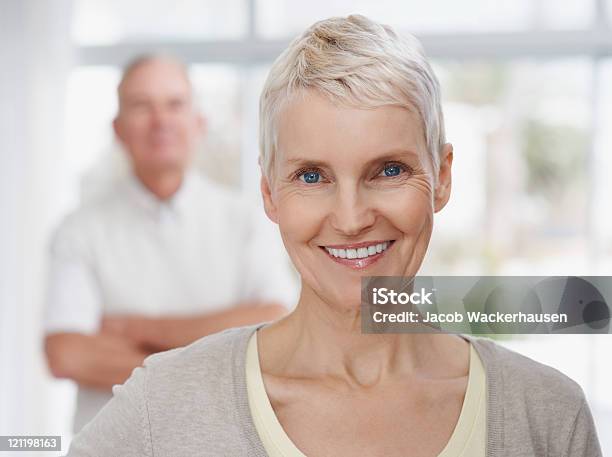 미소 성숙한 성녀 Man In The 배경기술 클로즈업에 대한 스톡 사진 및 기타 이미지 - 클로즈업, 60-64세, 사람 얼굴