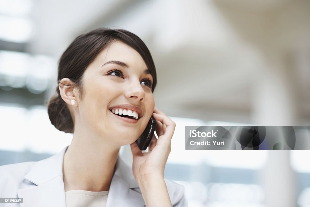 Schöne lächelnd Geschäftsfrau sprechen auf ein cellphone - Lizenzfrei 20-24 Jahre Stock-Foto