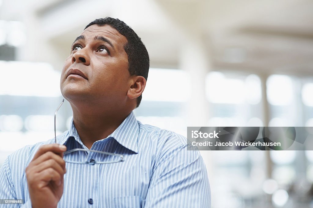 Business-Mann, Blick nach oben in Gedanken - Lizenzfrei 45-49 Jahre Stock-Foto