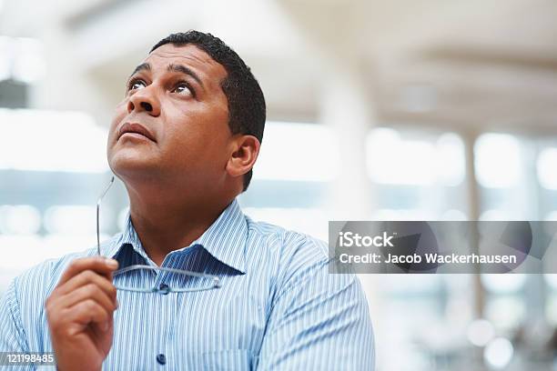 Businessmann Blick Nach Oben In Gedanken Stockfoto und mehr Bilder von 45-49 Jahre - 45-49 Jahre, Bildkomposition und Technik, Blick nach oben