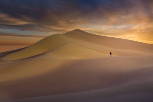 atardecer sobre las dunas del ibex en el valle de la muerte, ca - sand dune sand orange california fotografías e imágenes de stock