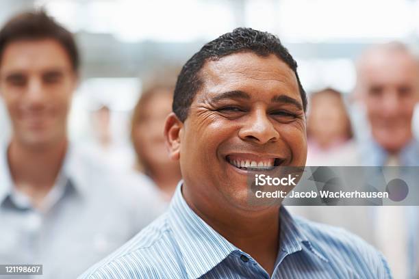 Maturo Uomo Daffari Felice Sorridente Con I Colleghi Nella Parte Posteriore - Fotografie stock e altre immagini di Abbigliamento elegante