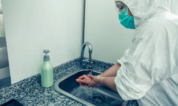 kobieta w skafandrze ochrony bakteriologicznej mycie rąk - bacteriological zdjęcia i obrazy z banku zdjęć