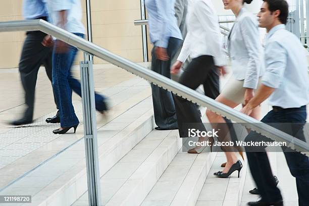 ビジネスの人々の昇順にオフィスステアズ - 内階段のストックフォトや画像を多数ご用意 - 内階段, 上がる, アクションショット