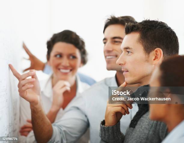 Gente De Negocios Mirando A Un Cuadro Poner En La Pared Foto de stock y más banco de imágenes de Adulto