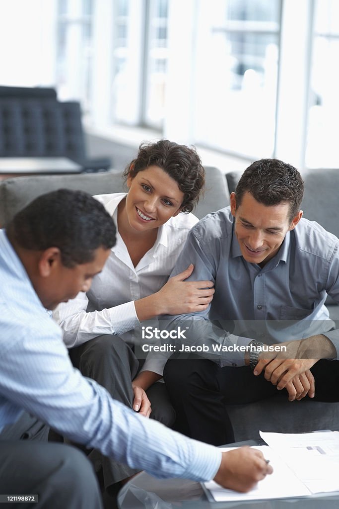 Matura coppia discutendo piani di investimento con un consulente - Foto stock royalty-free di Consulente finanziario