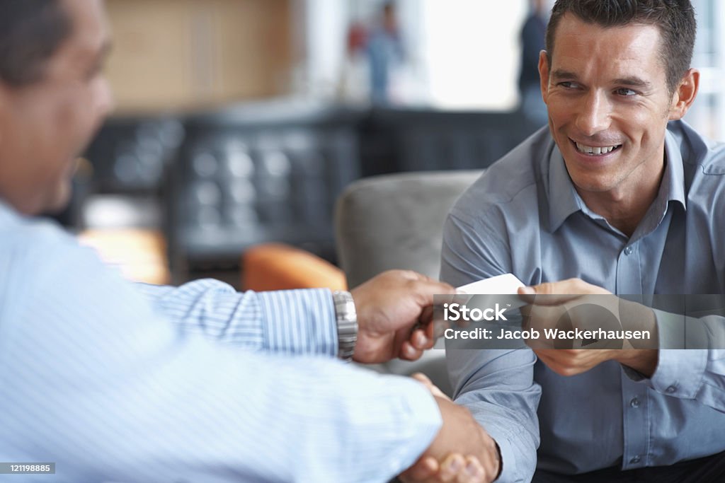 Lächelnd Geschäftsleuten beim Händeschütteln im Büro - Lizenzfrei Visitenkarte Stock-Foto