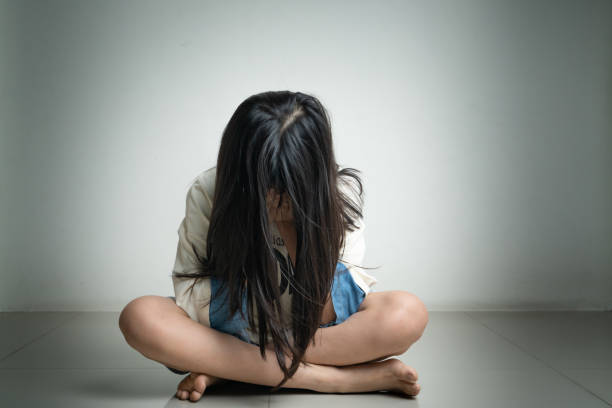 혼자 무서워, 슬픈 우울한 아이들은 왕따 후 어두운 방에서 그녀의 얼굴을 닫습니다 - anger child furious asian ethnicity 뉴스 사진 이미지
