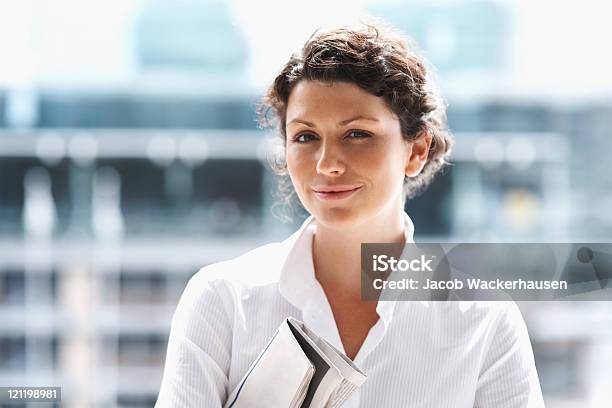 Foto de Retrato De Uma Bela Mulher De Negócios Maduros e mais fotos de stock de 20-24 Anos - 20-24 Anos, Adulto, Aspiração