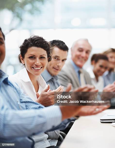 Positive Business Team Applaudieren In Einem Konferenzraum Stockfoto und mehr Bilder von Geschäftsleben