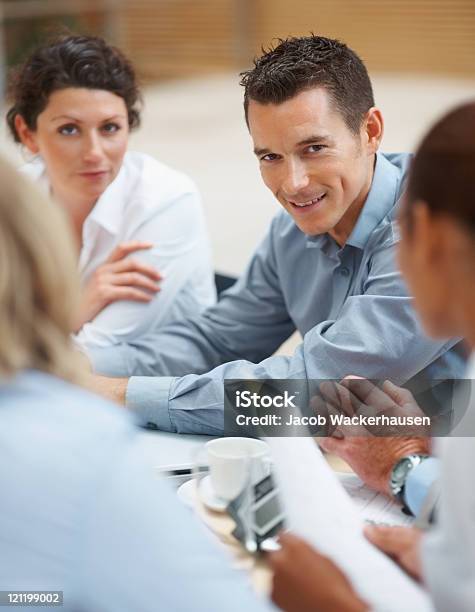 Feliz Homem De Negócios Em Uma Sala De Conferência Reunião - Fotografias de stock e mais imagens de Inovação