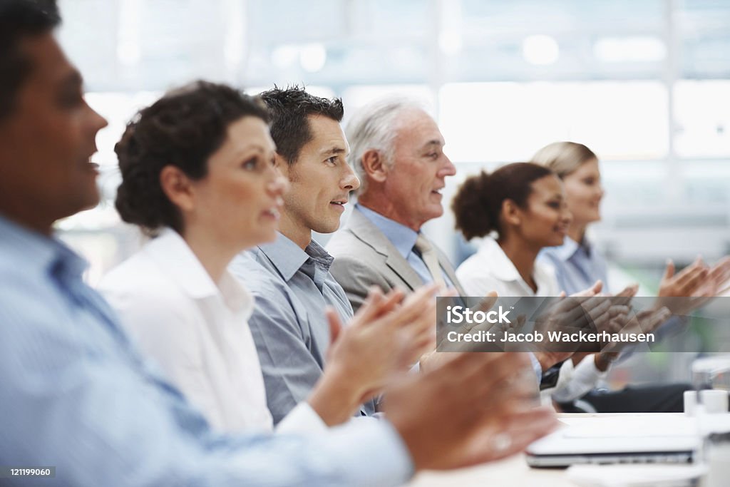 Equipe de negócios aplaudindo na mesa de conferência - Foto de stock de Negócios royalty-free