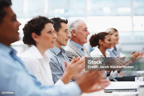 Foto de Equipe De Negócios Aplaudindo Na Mesa De Conferência e mais fotos de stock de Negócios