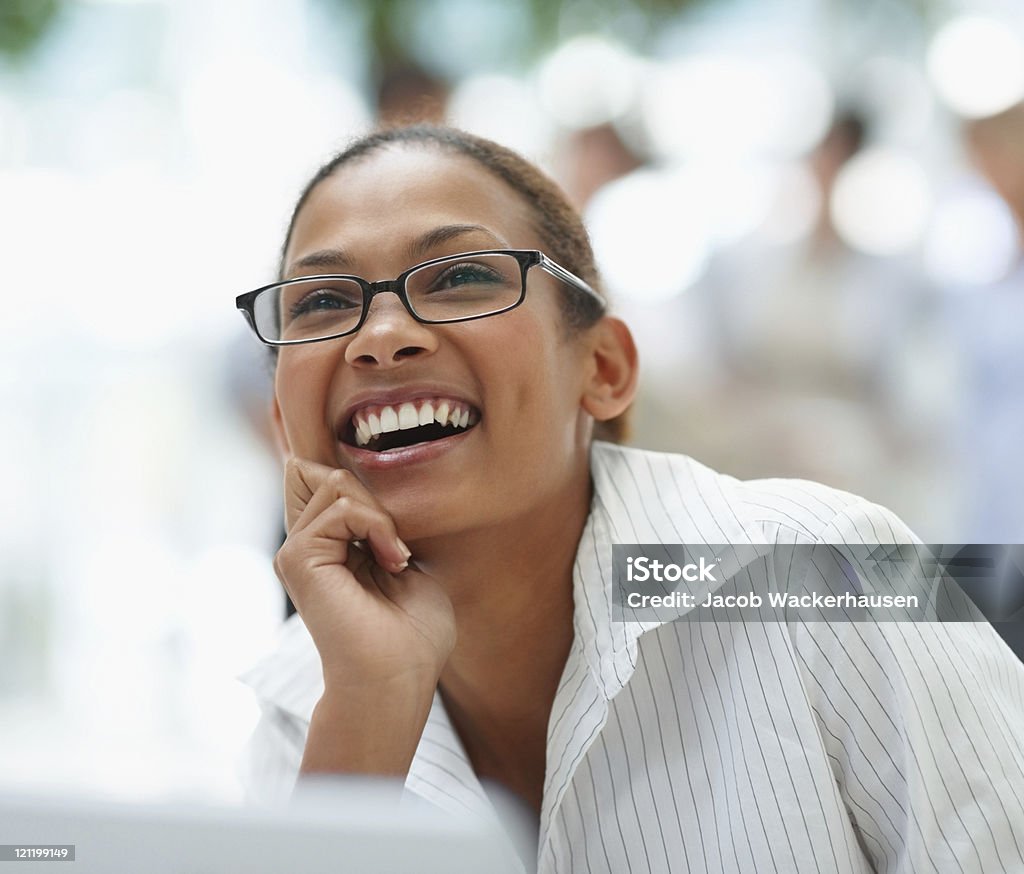 笑う若いビジネス女性の上に思考 - 人物のロイヤリティフリーストックフォト