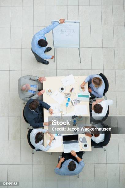 Empresario Dando Una Presentación A Sus Colegas Foto de stock y más banco de imágenes de Ponencia - Discurso - Ponencia - Discurso, Adulto, Asociación