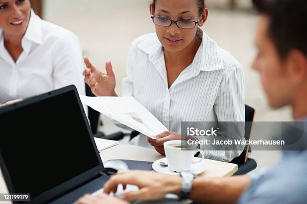 Businesskollegen In Einer Diskussion Während Der Arbeit Stockfoto und mehr Bilder von 25-29 Jahre