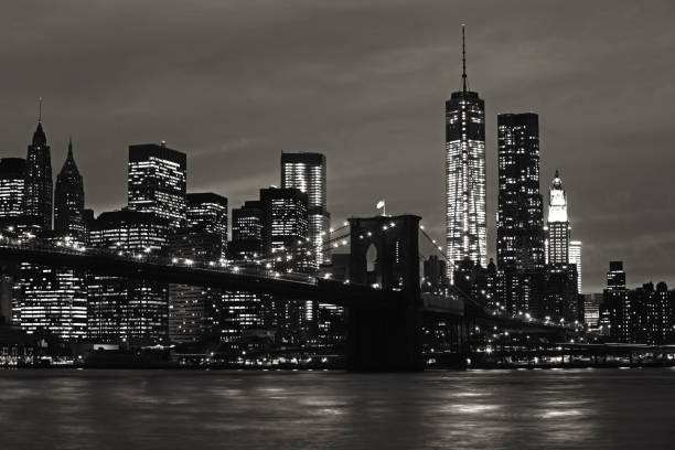 夜のマンハッタンとブルックリン橋 - lower downtown ストックフォトと画像