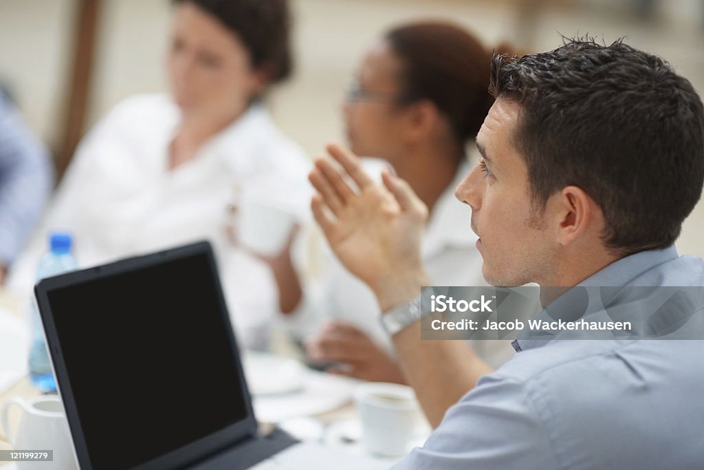 Junge business Mann für seine Perspektive im Meetingraum - Lizenzfrei Anzahl von Menschen Stock-Foto