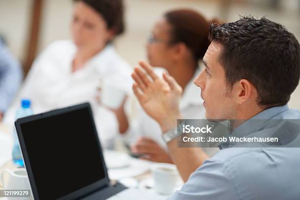 Junge Business Mann Für Seine Perspektive Im Meetingraum Stockfoto und mehr Bilder von Anzahl von Menschen