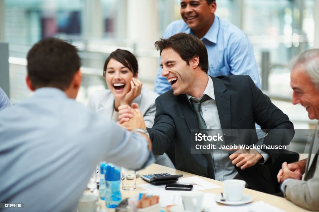 Homem feliz juntar as mãos na unidade com colega em reunião - Royalty-free Alegria Foto de stock