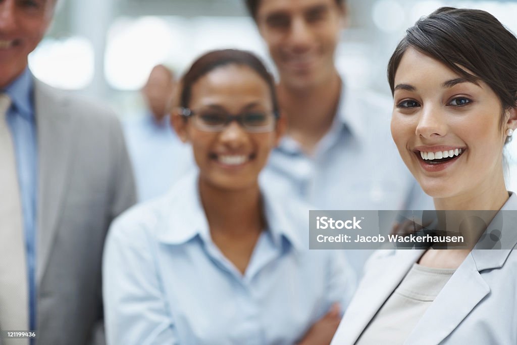 business di successo leader di un sorridente con i colleghi - Foto stock royalty-free di 20-24 anni
