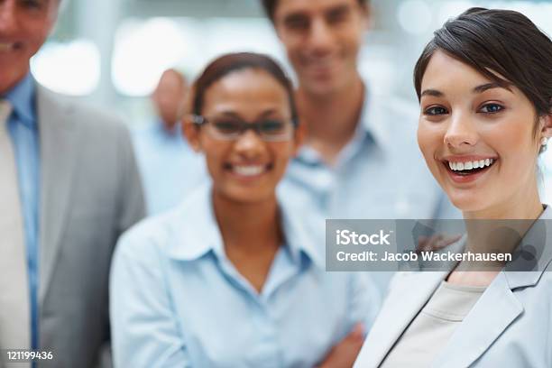 Business Di Successo Leader Di Un Sorridente Con I Colleghi - Fotografie stock e altre immagini di 20-24 anni