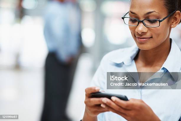 Black Business Frau Sms Auf Handy Stockfoto und mehr Bilder von Tabellenkalkulation - Tabellenkalkulation, Afrikanischer Abstammung, Frauen