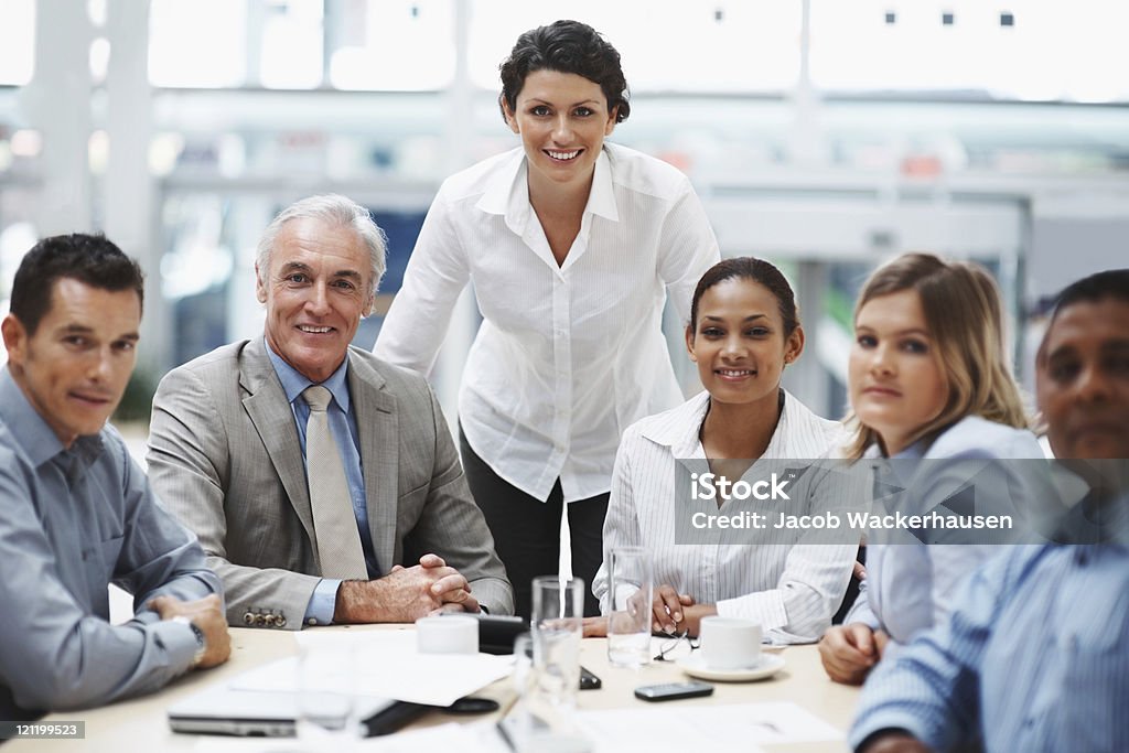 Visionario gruppo aziendale-Team durante una riunione in una sala riunioni - Foto stock royalty-free di Abbigliamento da lavoro