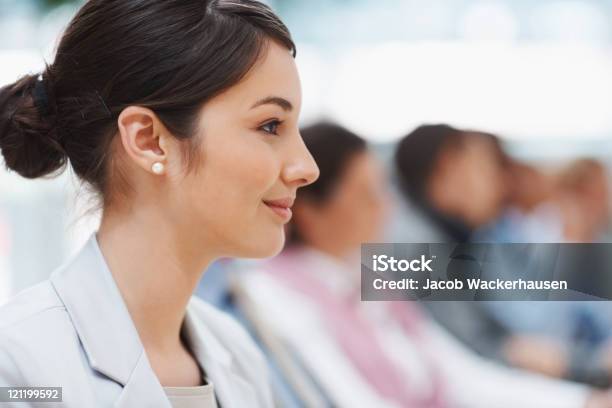 Profil Blick Auf Eine Erfolgreiche Junge Geschäftsfrau Im Konferenzraum Stockfoto und mehr Bilder von Bürobesprechung