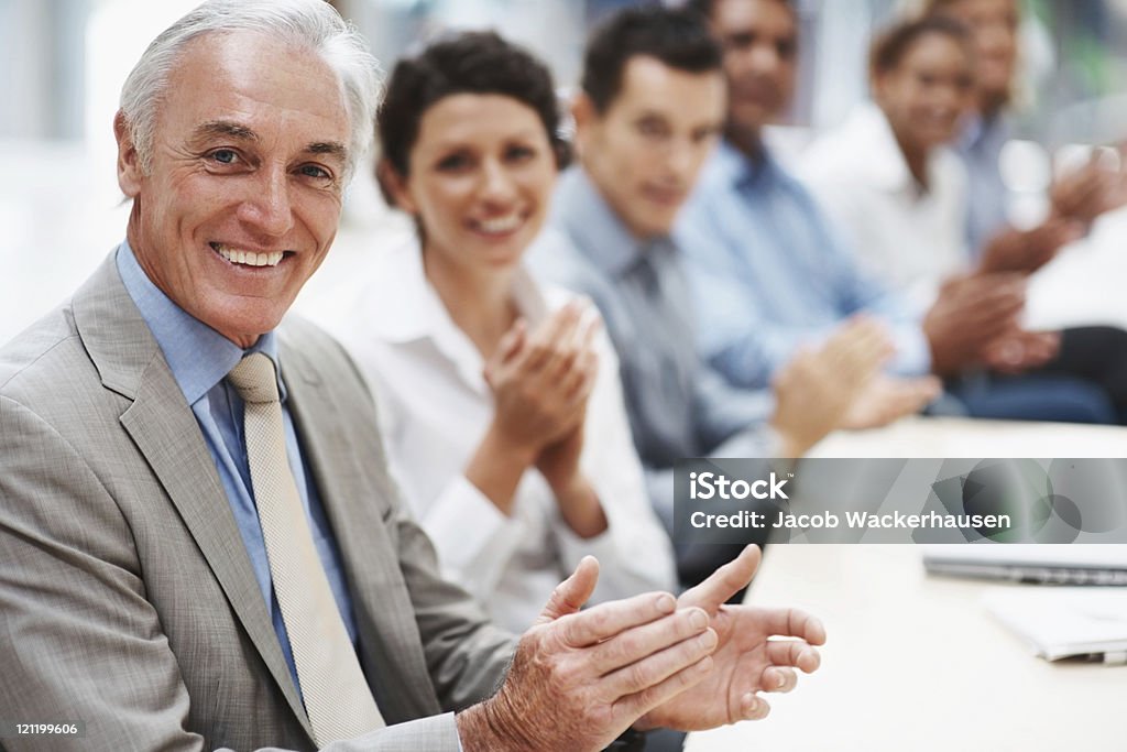 Personas de negocios ovacionar y sonriente en presentación de la habitación - Foto de stock de 25-29 años libre de derechos