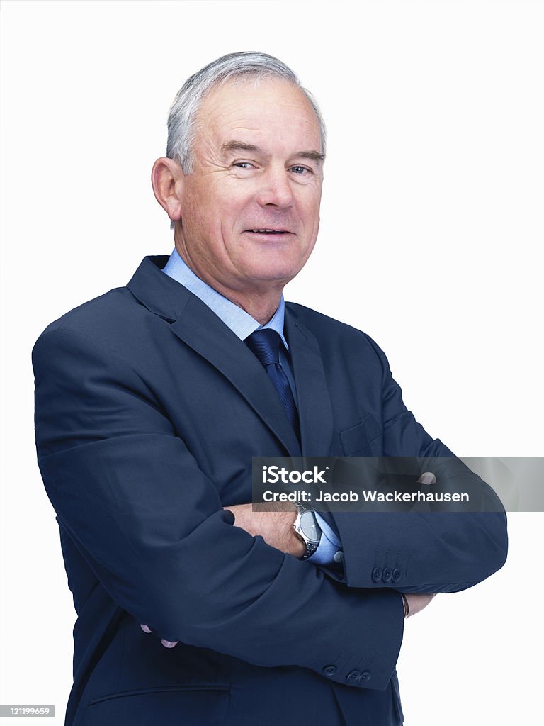 Uomo anziano con le braccia piegate isolato su bianco - Foto stock royalty-free di Consulente finanziario