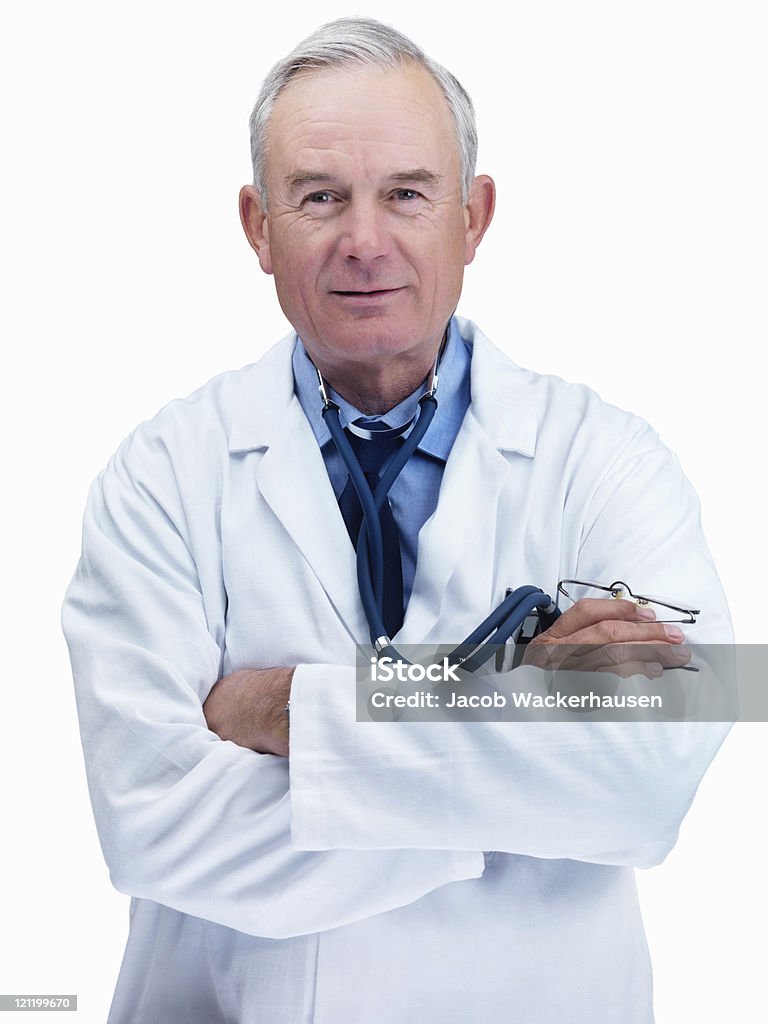 Confiante velho médico sorridente isolada no branco - Foto de stock de Sexo Masculino royalty-free