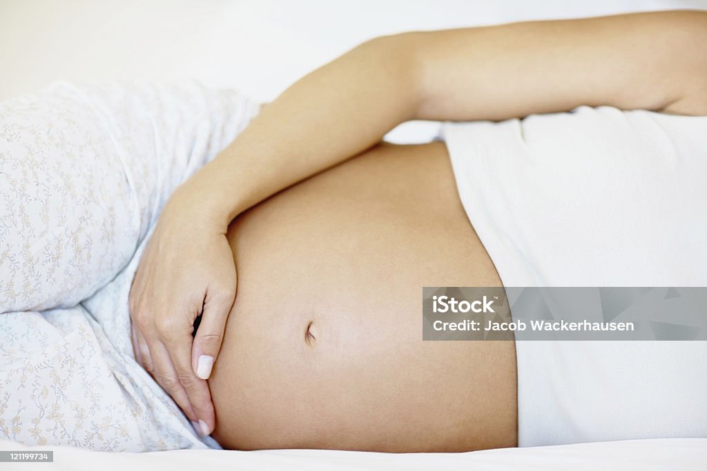セクションの中で、妊娠中の女性の体のベッド - 妊娠のロイヤリティフリーストックフォト