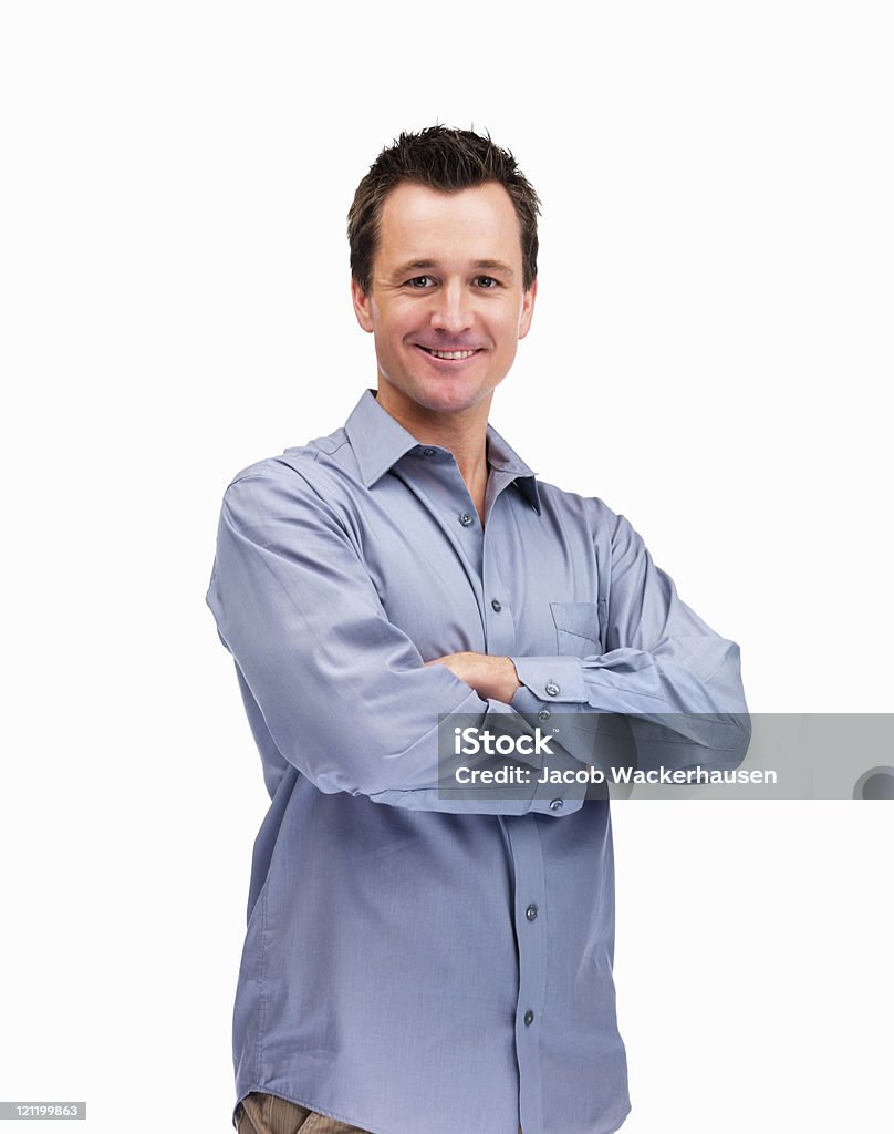 Confiante meio envelhecido homem de pé com as mãos dobradas em branco - Foto de stock de Adulto royalty-free