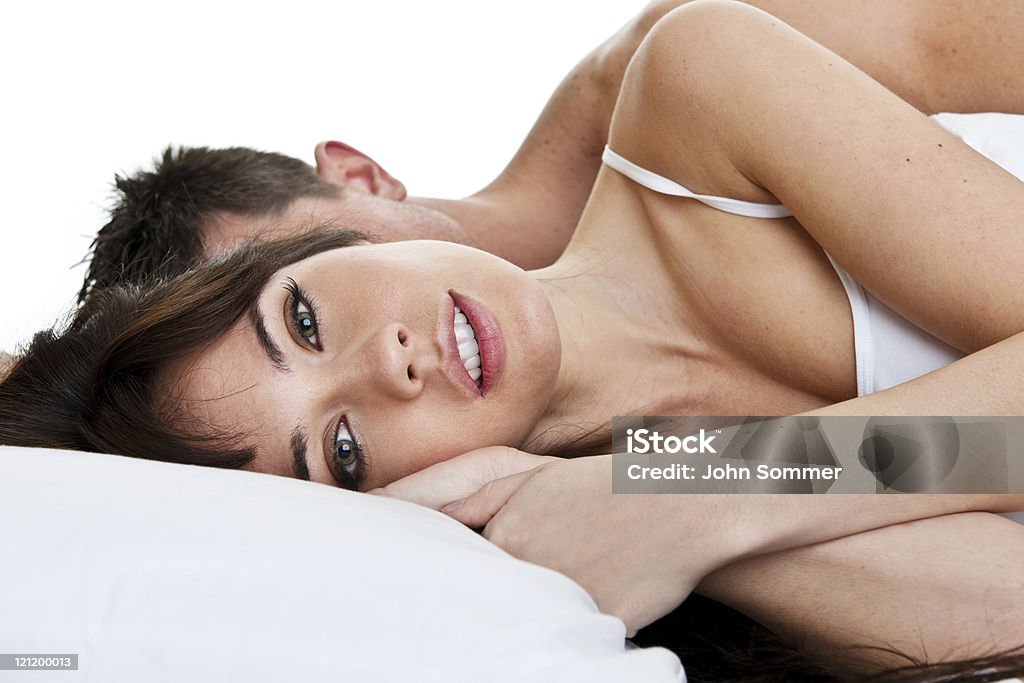 Colocación Pareja en la cama - Foto de stock de 20 a 29 años libre de derechos