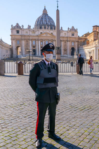 성 베드로 대성당 광장에 의료 용 마스크를 착용 한 이탈리아 경찰관이 출입을 통제합니다. - medical plaza 뉴스 사진 이미지