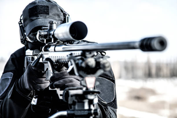 equipaggiato polizia swat cecchino sparare con fucile - sniper army rifle shooting foto e immagini stock