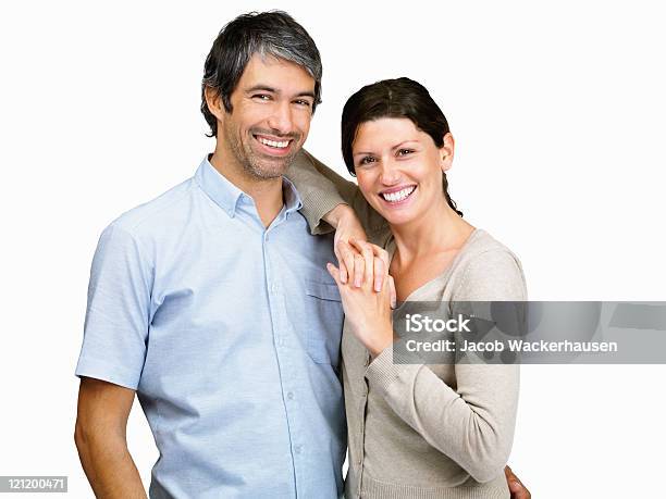 Älteres Paar Geben Sie Ein Warmes Lächeln Auf Weiß Stockfoto und mehr Bilder von Attraktive Frau - Attraktive Frau, Blick in die Kamera, Echtes Paar
