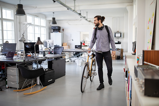 Hombre de negocios con una bicicleta en la oficina photo